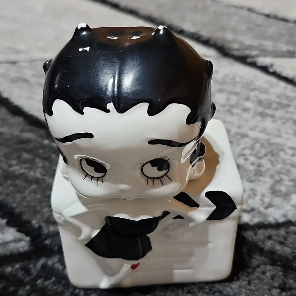 VINTAGE BETTY BOOP 1995 COLLECTIBLE SALT & PEPPER SHAKER SET
